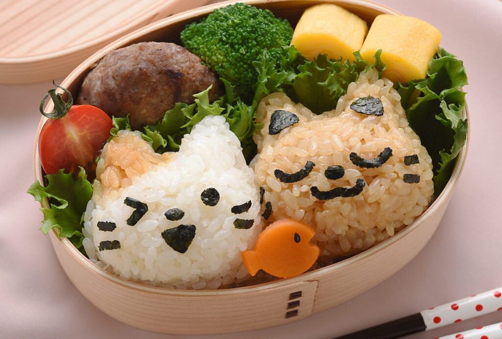 にゃんこおにぎりセットで作った可愛い猫型のおにぎり弁当